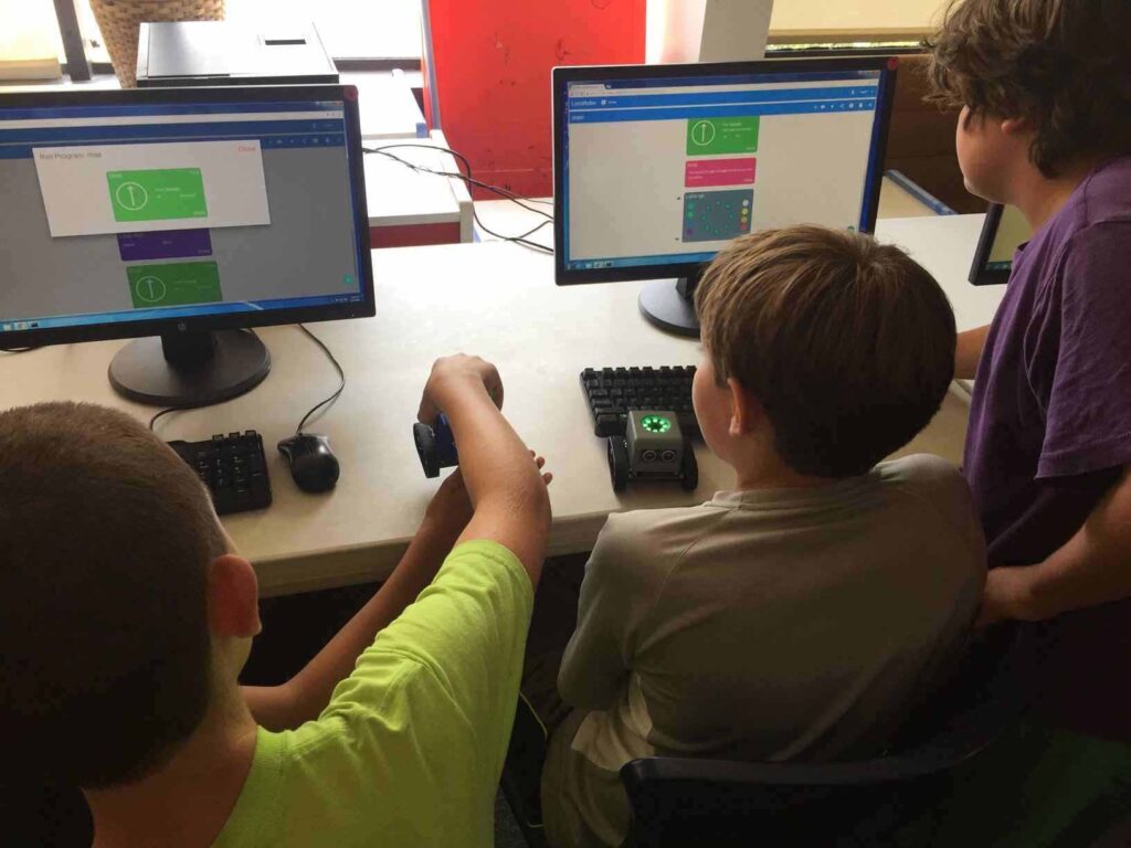 Robot kits-STEM for modern classroom